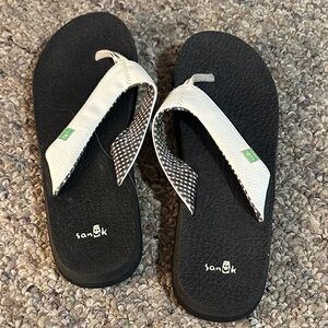 Sanuk Yoga Mat Flip-Flops – Women’s Size 8 | Black & White Gingham Strap Sandals